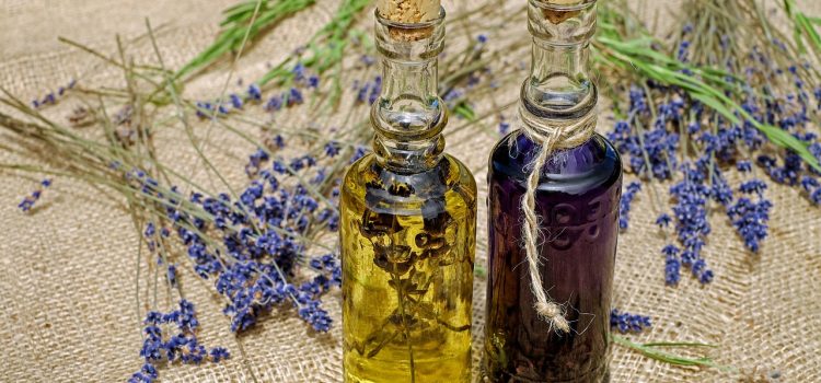 Essentiële oliën voor een aromatherapie-ervaring in de sauna